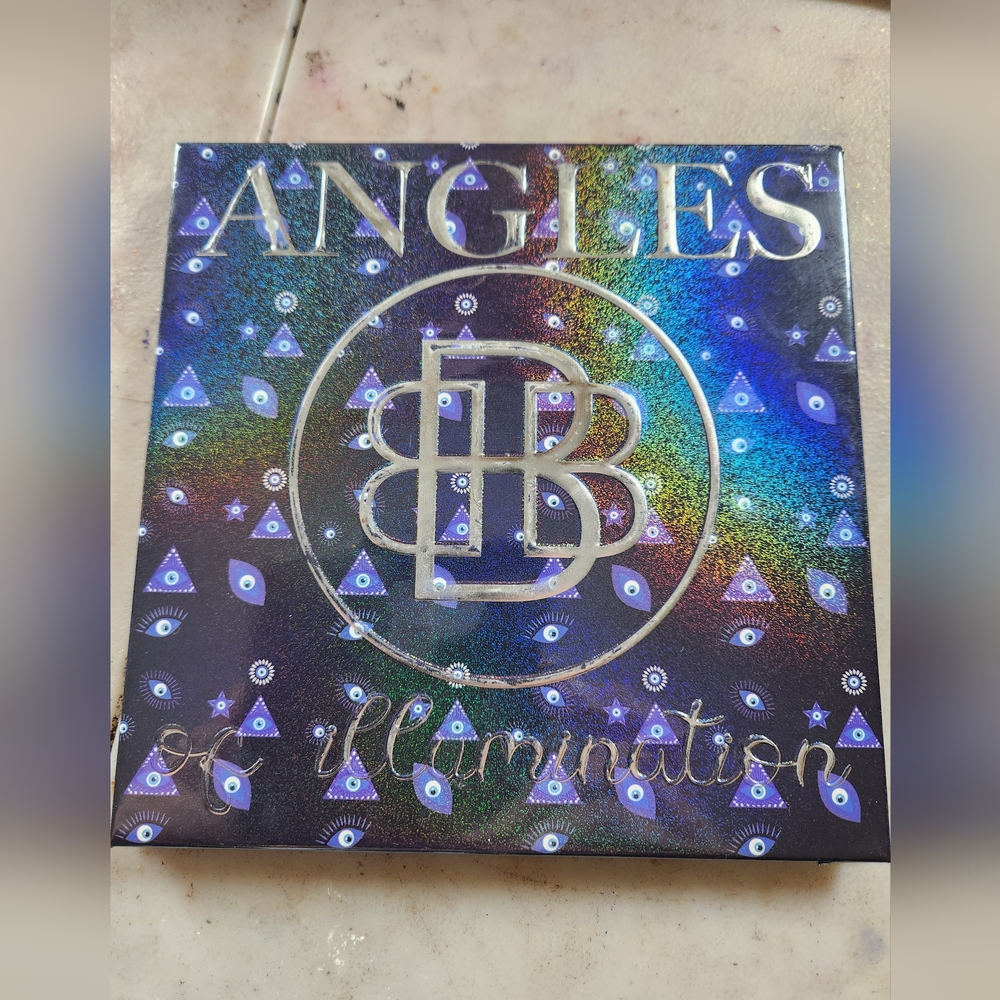 Bella beaute bar Angles of Illumination palette